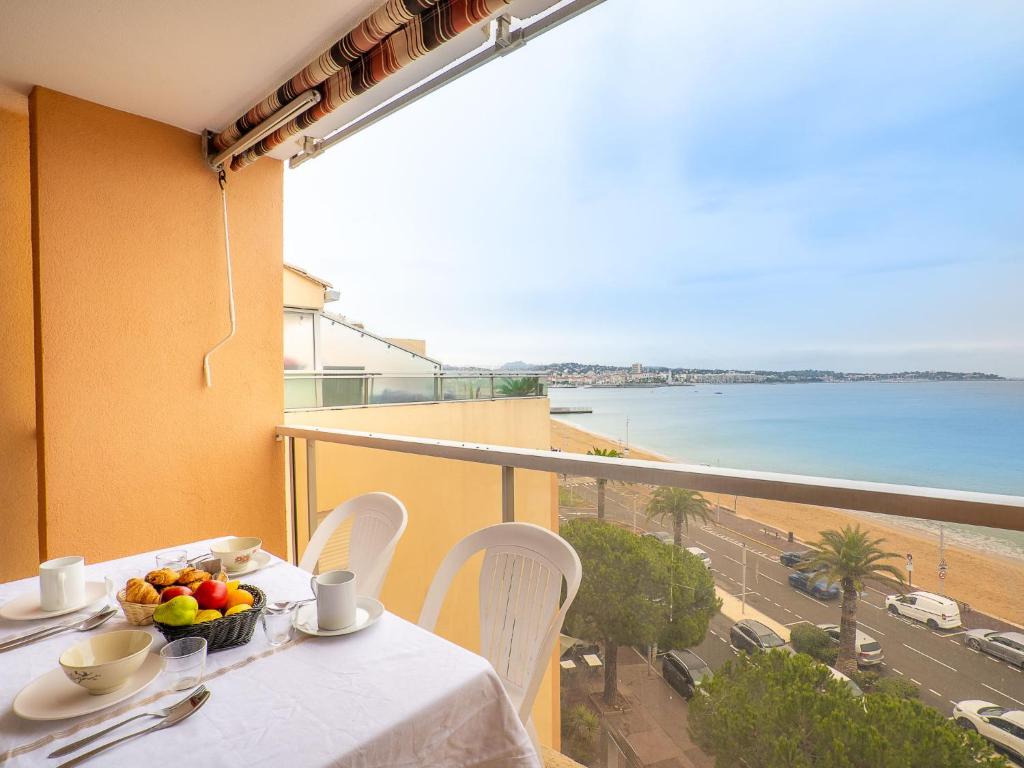 uma mesa com uma taça de fruta e vista para o oceano em Studio Le Capitole-6 by Interhome em Fréjus