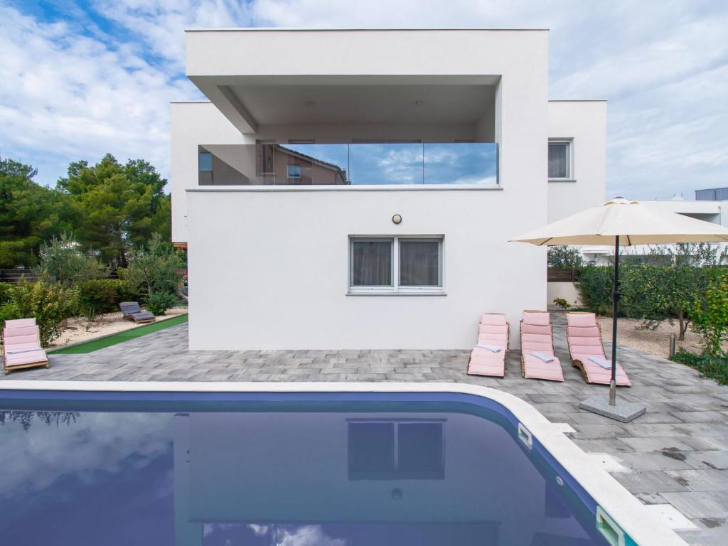 Bazén v ubytování Holiday Home Villa Nika by Interhome nebo v jeho okolí