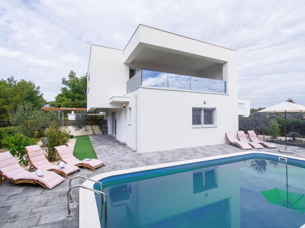 Bazén v ubytování Holiday Home Villa Nika by Interhome nebo v jeho okolí
