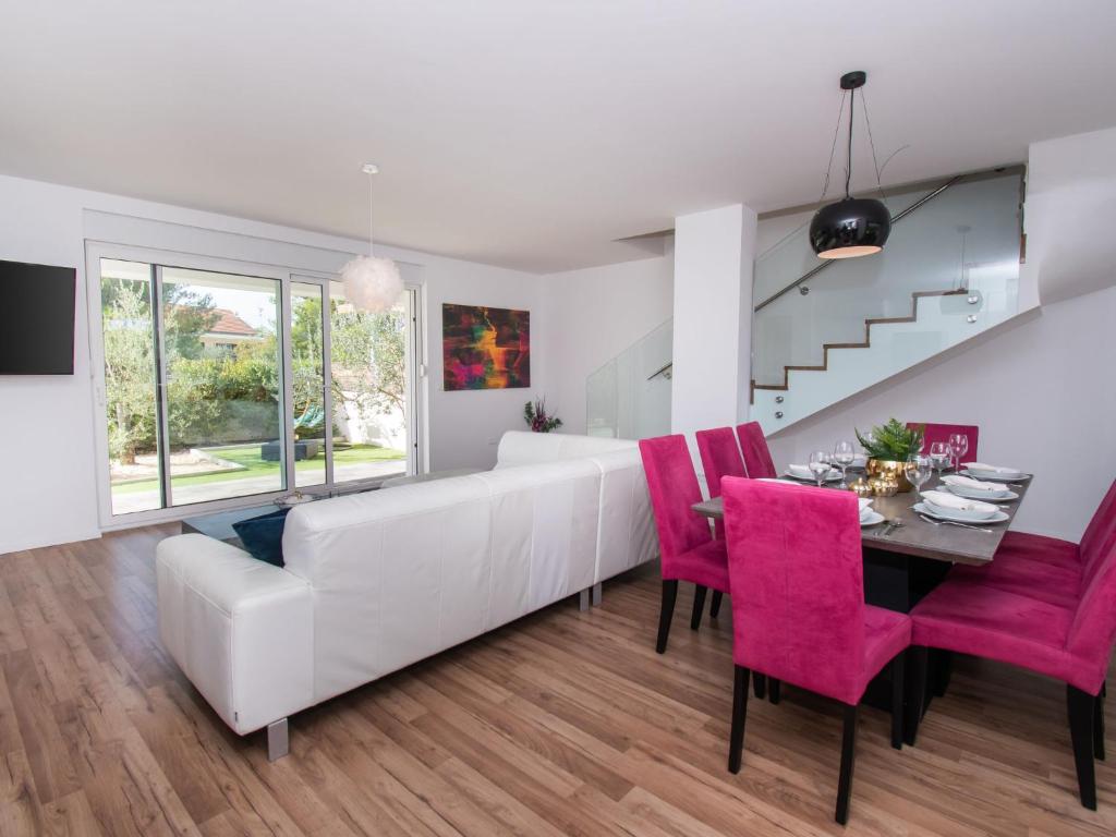 Posezení v ubytování Holiday Home Villa Nika by Interhome