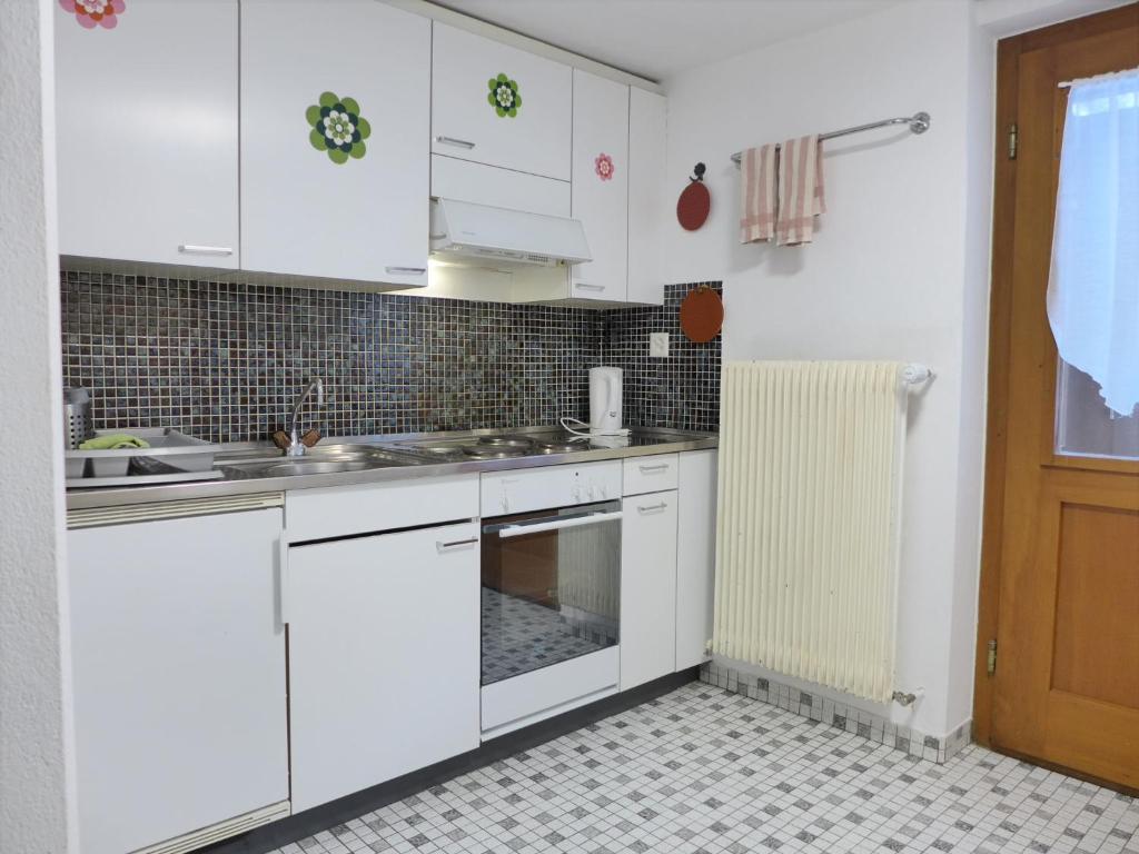 Kuchyň nebo kuchyňský kout v ubytování Apartment Chalet im Gässli by Interhome