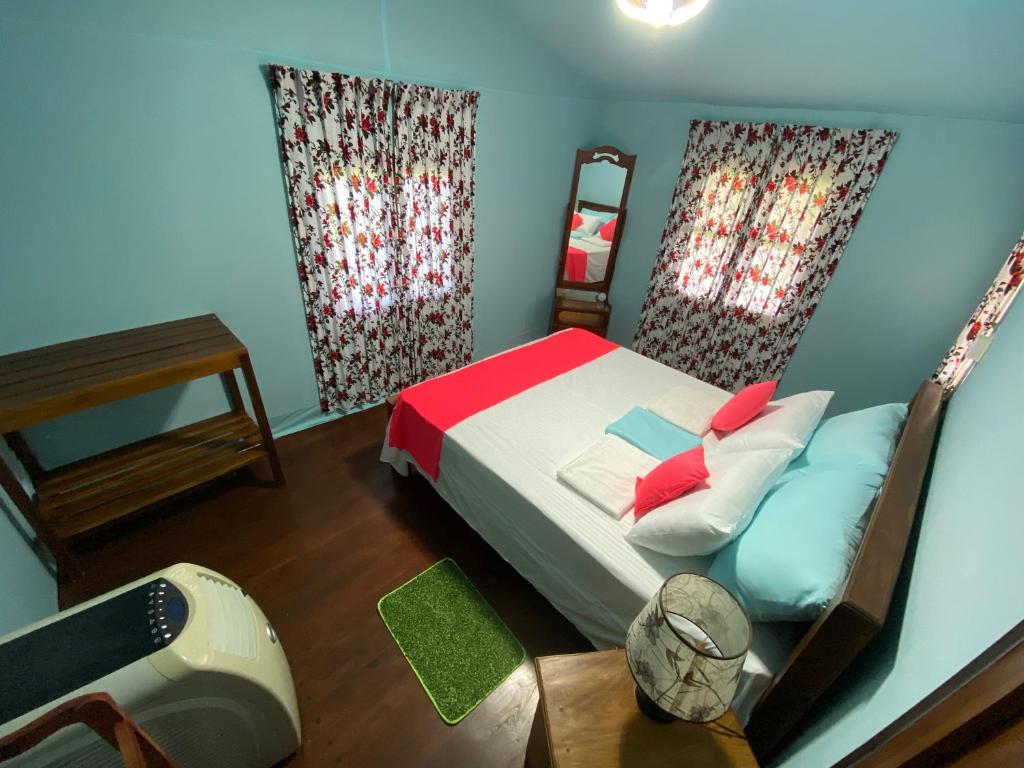 Postel nebo postele na pokoji v ubytování mango villa wilpattu