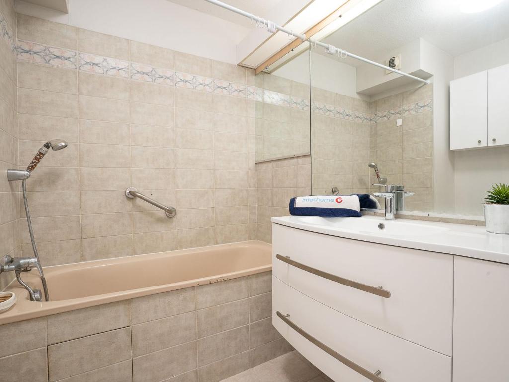Kúpeľňa v ubytovaní Apartment L'Escale by Interhome
