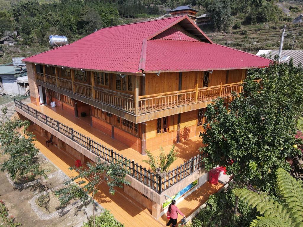 uma vista superior de um edifício com um telhado vermelho em Muong Hoa Hmong Homestay em Sapa