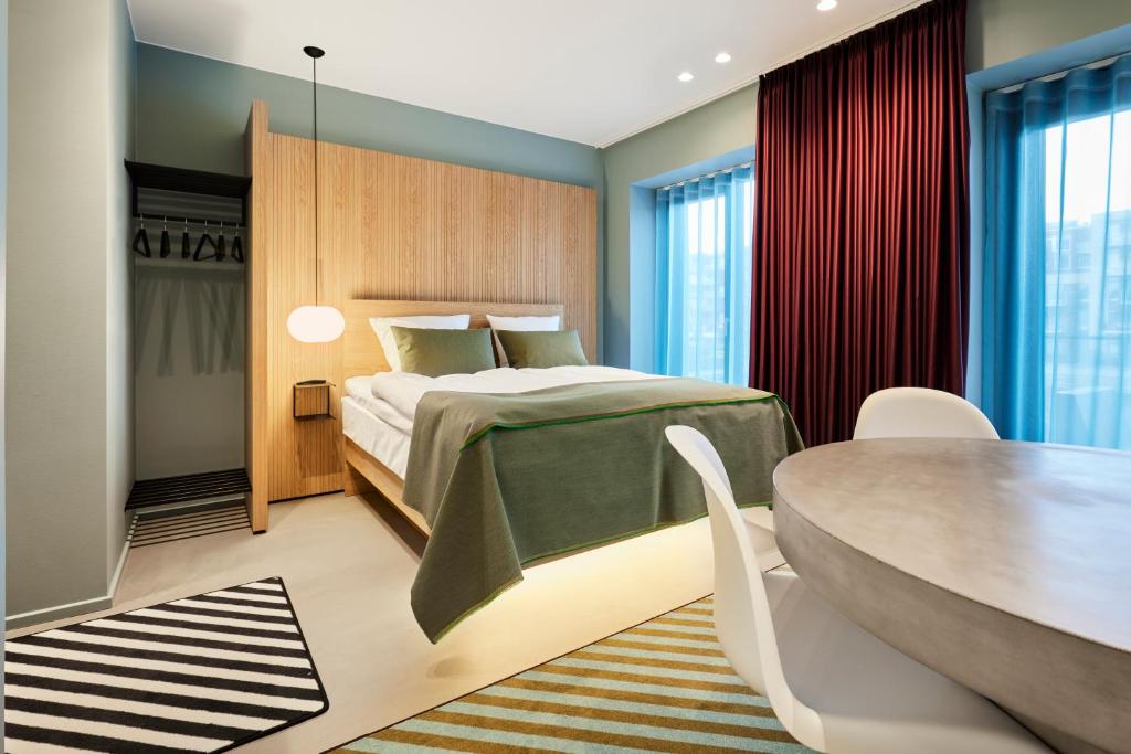 1 dormitorio con 1 cama y 1 mesa en una habitación en Kirk Suites, en Vejle