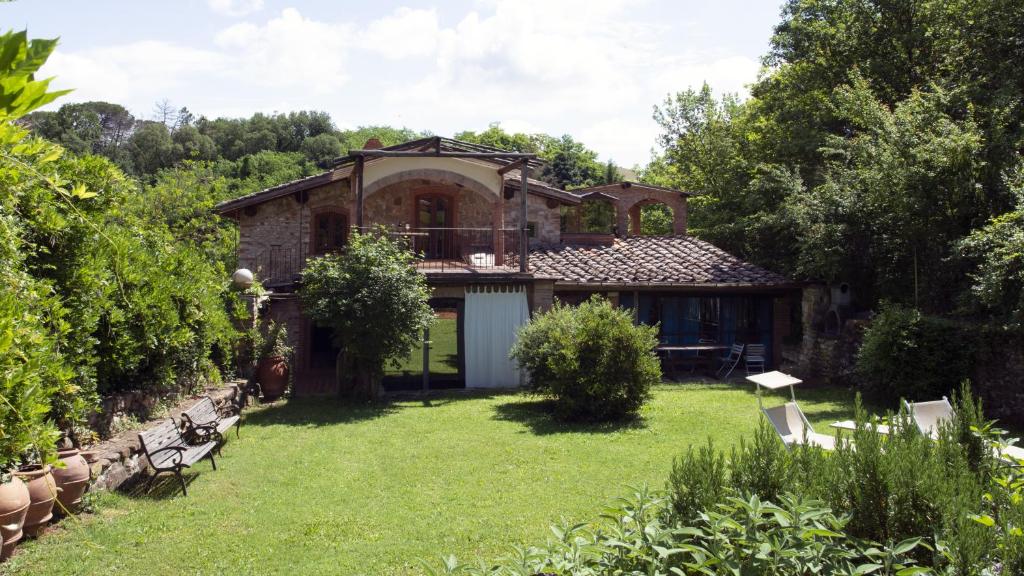 - une vue extérieure sur une maison avec une cour dans l'établissement Molino in chianti, à Mercatale Val Di Pesa