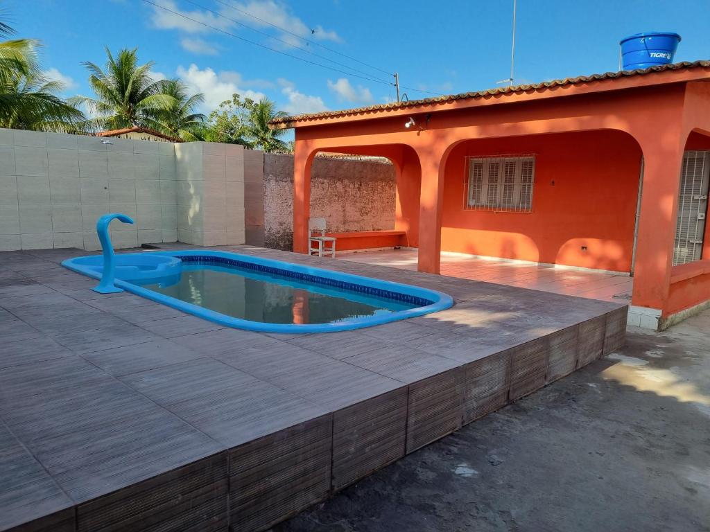 伊塔馬拉卡的住宿－Casa em Itamaracá no Pilar, próximo da praia，一座房子旁的庭院中的游泳池