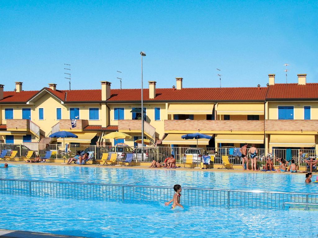 - un enfant dans la piscine d'un hôtel dans l'établissement Apartment Solmare-11 by Interhome, à Rosapineta