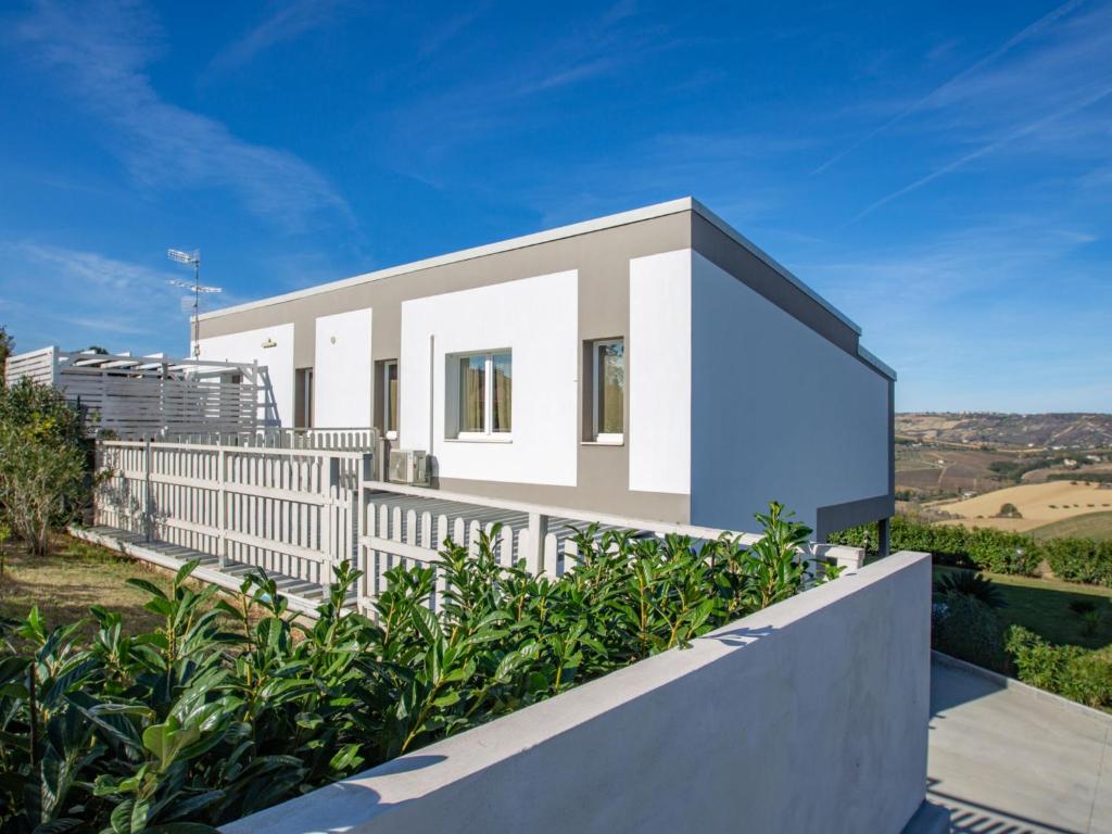 ein modernes Haus mit einem weißen Zaun in der Unterkunft Apartment Ernesto by Interhome in Città Sant'Angelo