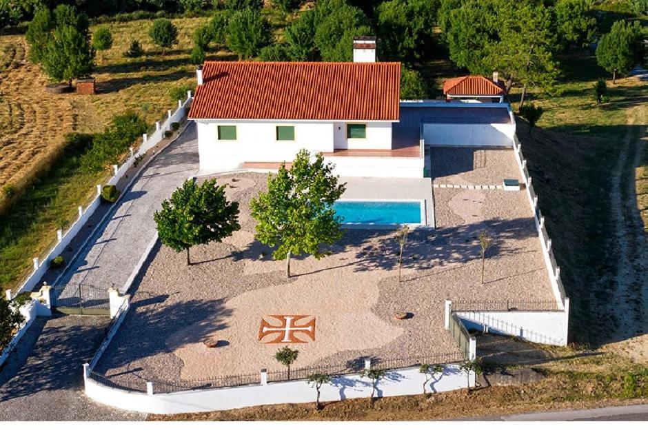 una vista aérea de una casa con piscina en Herdade dos Templários, en Tomar