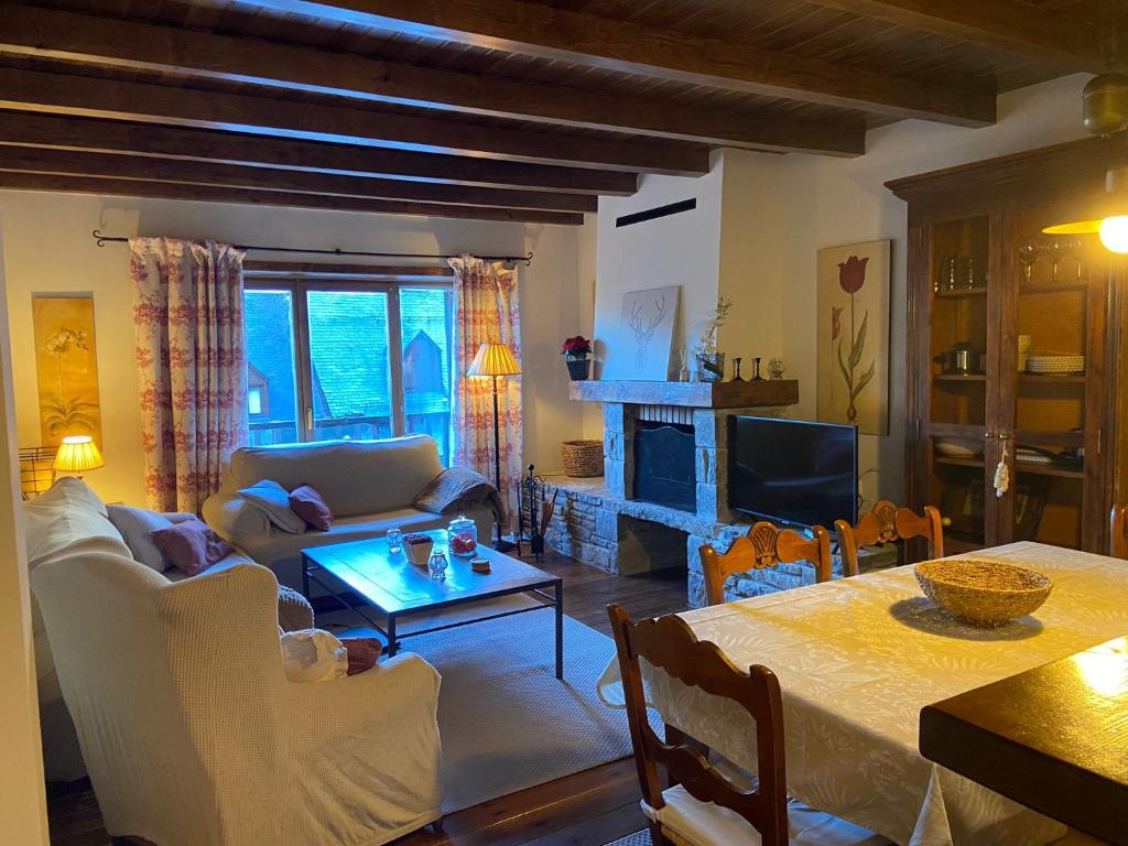 a living room with a couch and a table at Baqueira Pleta de Neu in Naut Aran