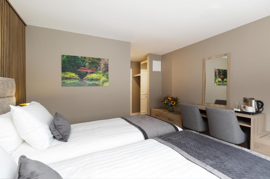 Ένα ή περισσότερα κρεβάτια σε δωμάτιο στο Castle Varagh Hotel & Bar