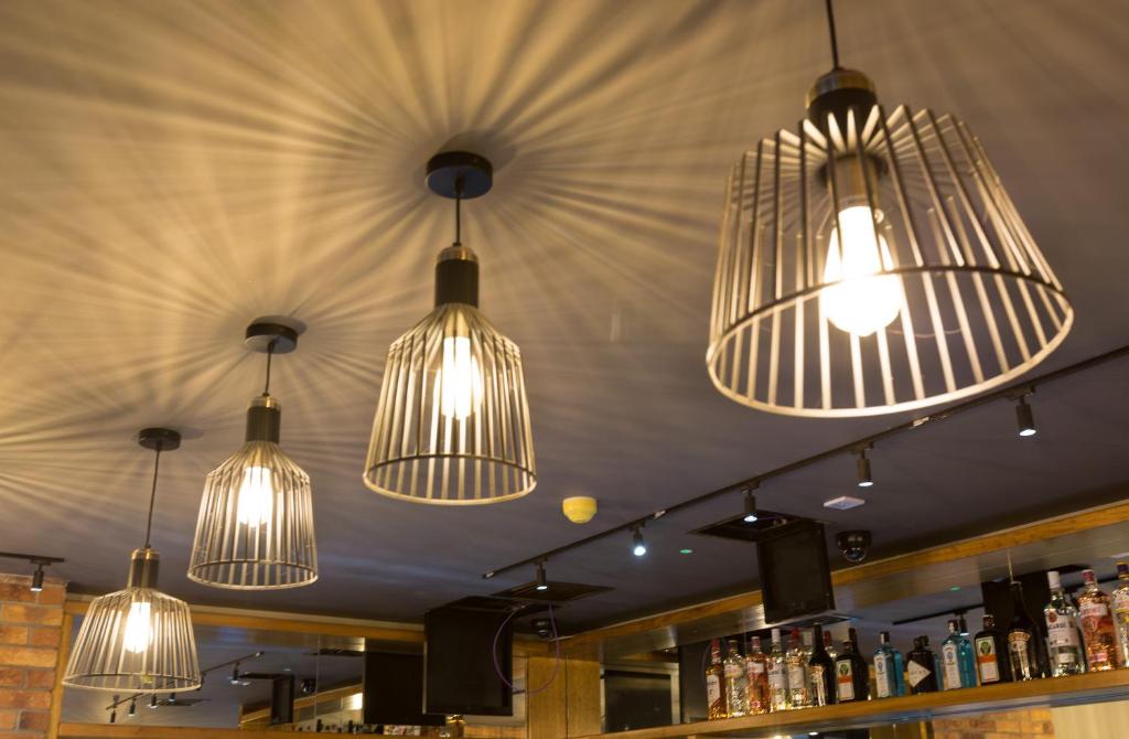 Ο χώρος του lounge ή του μπαρ στο Castle Varagh Hotel & Bar