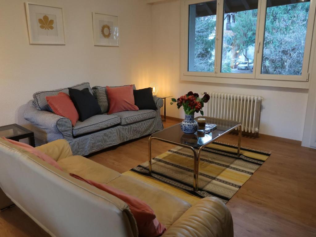 een woonkamer met 2 banken en een salontafel bij Apartment Le Verger by Interhome in Bex