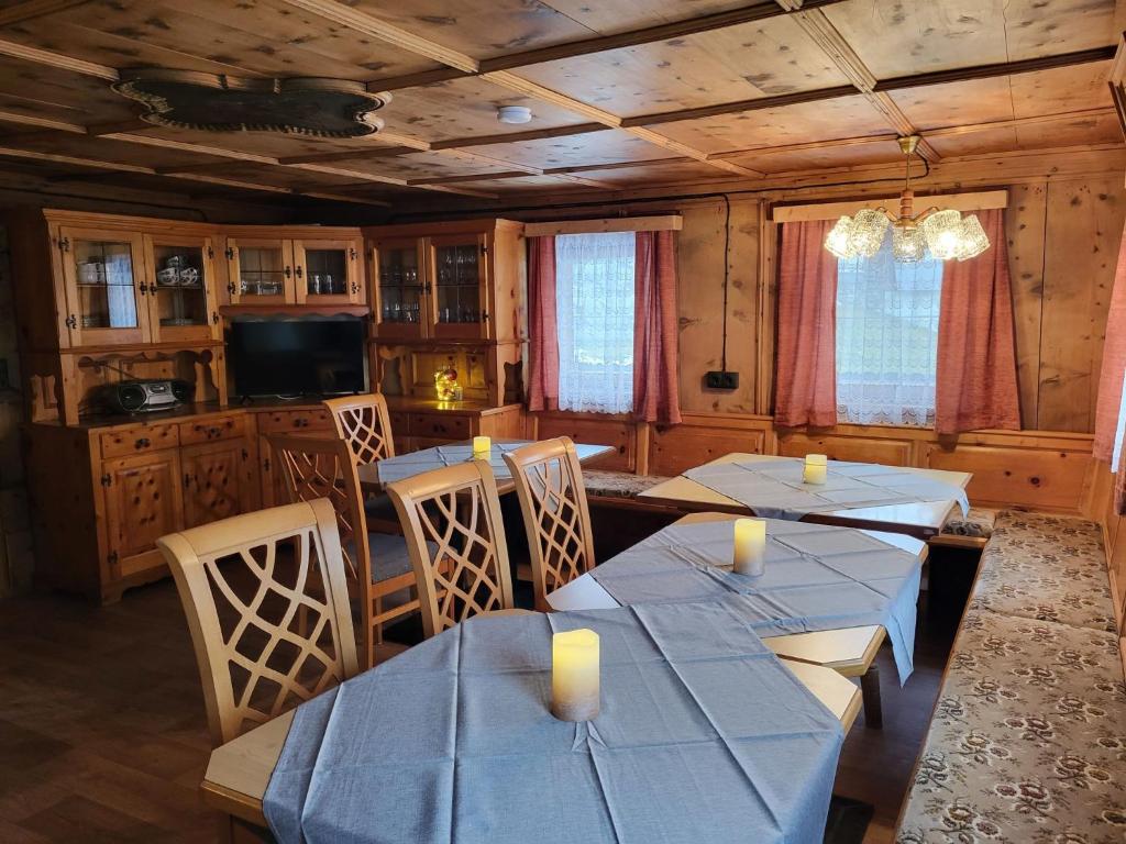 un comedor con mesas y sillas en una cabaña en Holiday Home Stark by Interhome en Kappl