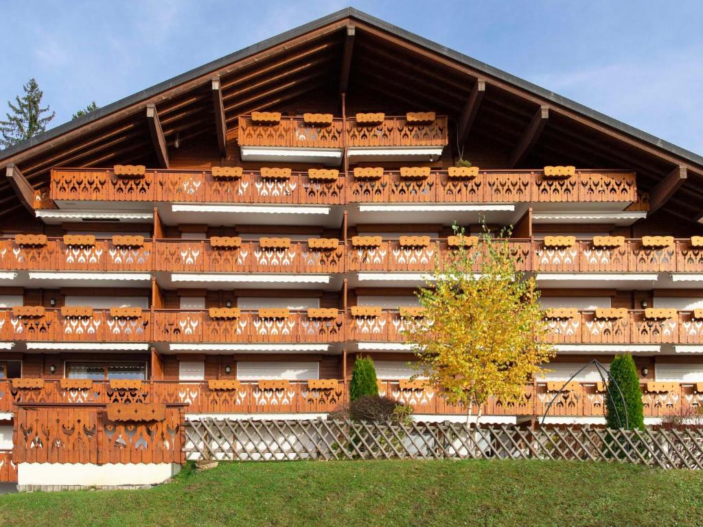 un bâtiment avec un arbre en face dans l'établissement Apartment Ambre 1 by Interhome, à Villars-sur-Ollon