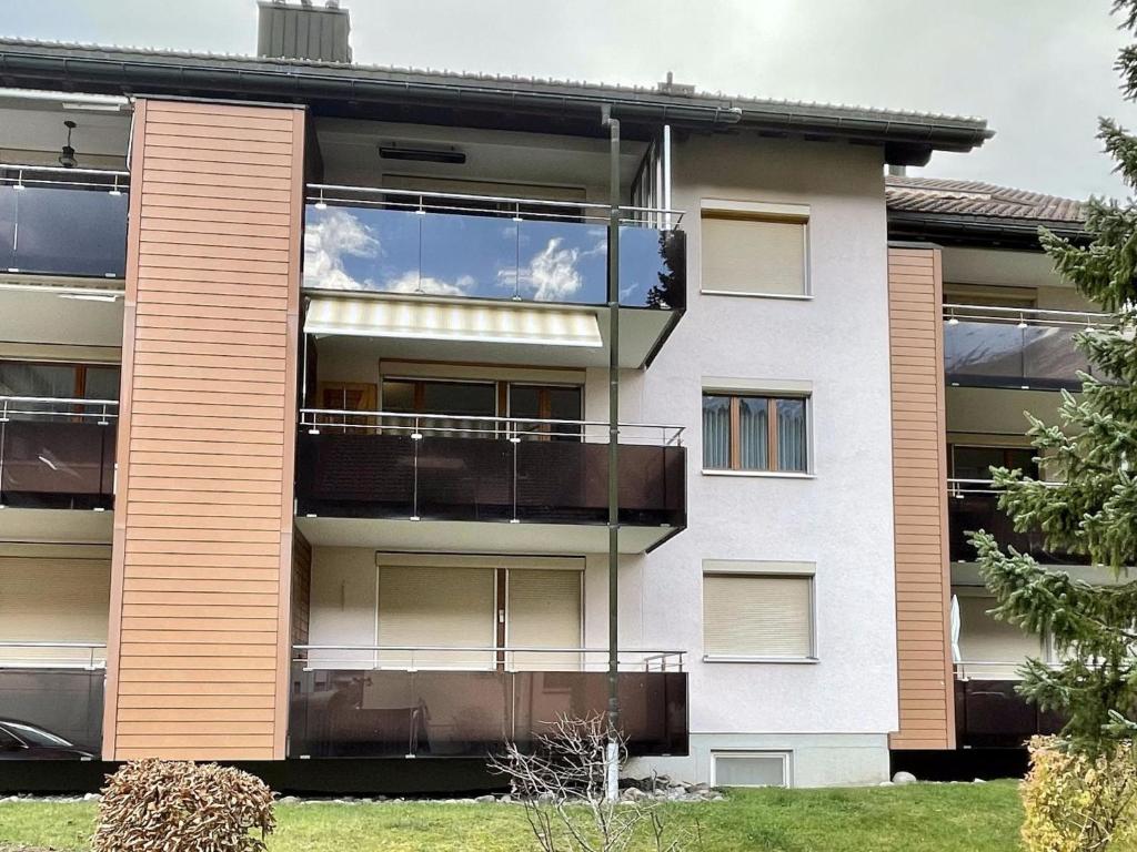 un immeuble d'appartements avec balcon sur le côté. dans l'établissement Apartment Blumenweg 4-412 by Interhome, à Engelberg