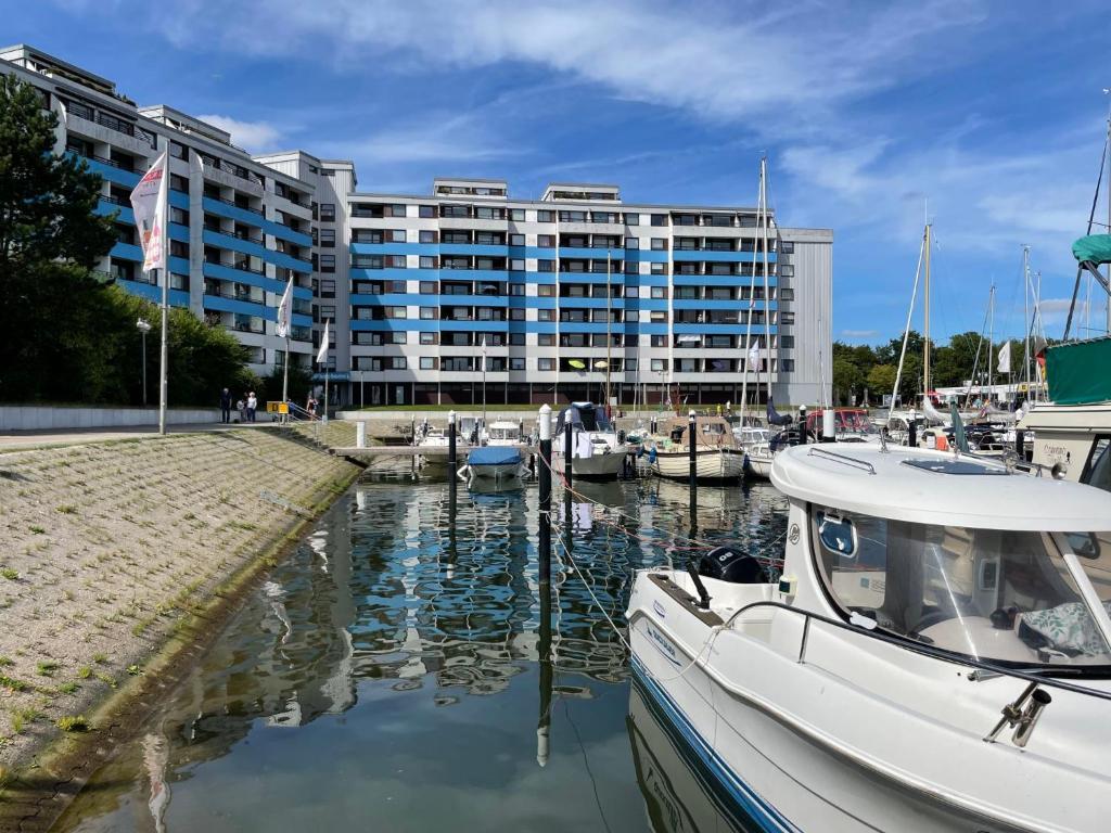 un barco atracado en un puerto deportivo frente a un edificio en Apartment Ostsee Residenz by Interhome, en Damp