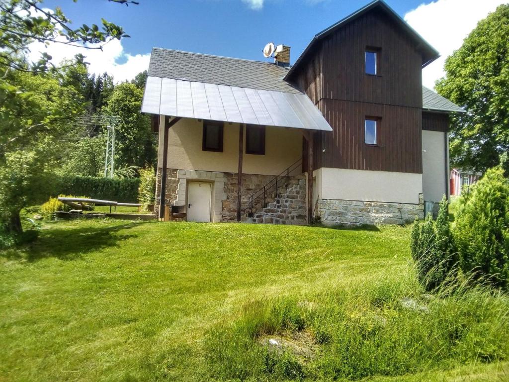 un granero con techo blanco en un campo verde en Holiday Home Zlatá Olešnice 122 by Interhome, en Zlatá Olešnice