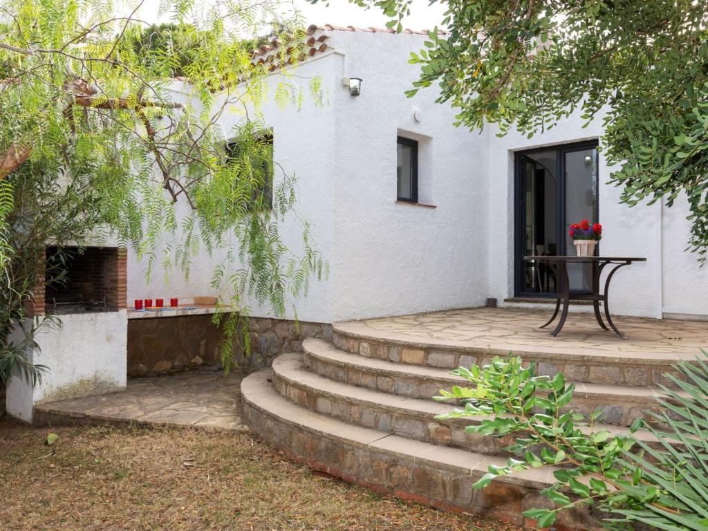 A garden outside Villa Villa Gaia by Interhome