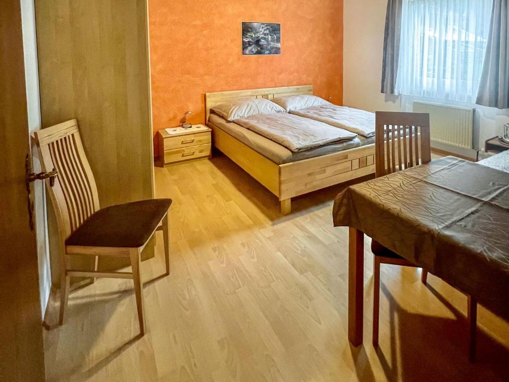Schlafzimmer mit einem Bett, einem Tisch und einem Stuhl in der Unterkunft Apartment Sonnenhang by Interhome in Sonnberg