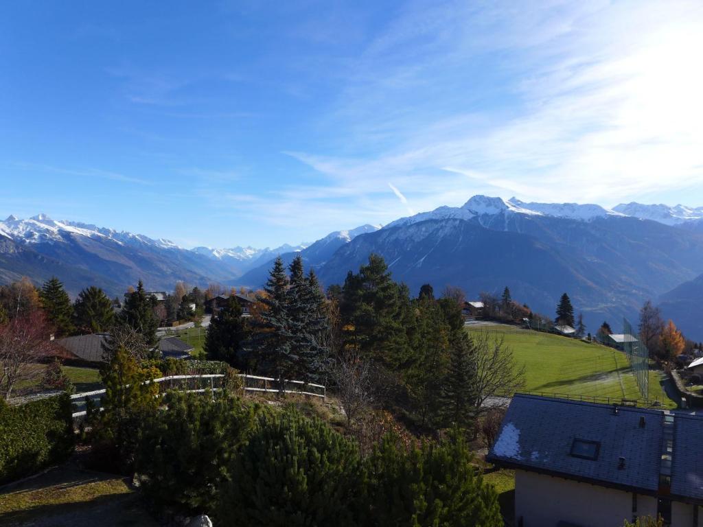vista su una valle con montagne sullo sfondo di Holiday Home Maison N-35 by Interhome a Bluche