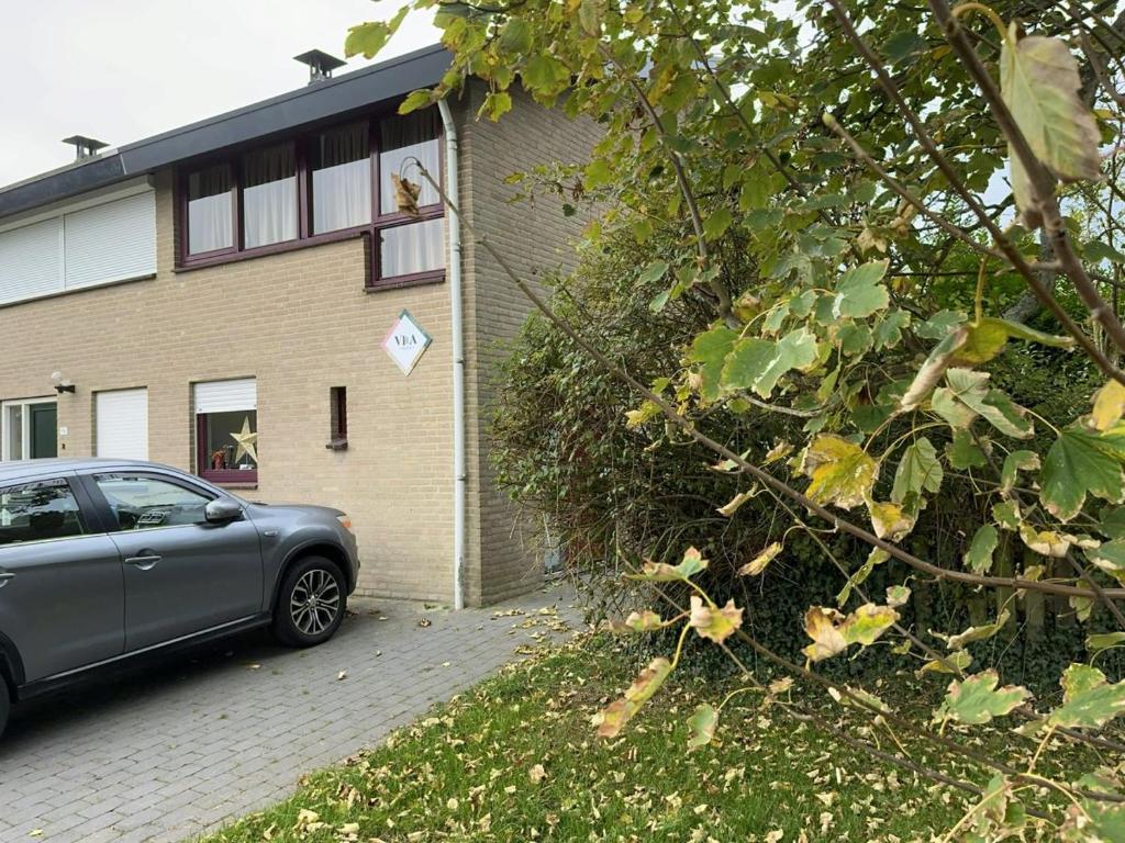 een auto geparkeerd voor een gebouw bij Wijk de Brabander 117 in Cadzand