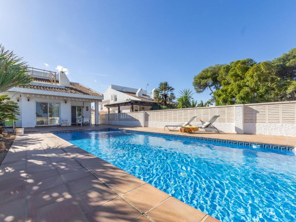 ein Swimmingpool vor einem Haus in der Unterkunft Holiday Home Silvia by Interhome in Deltebre