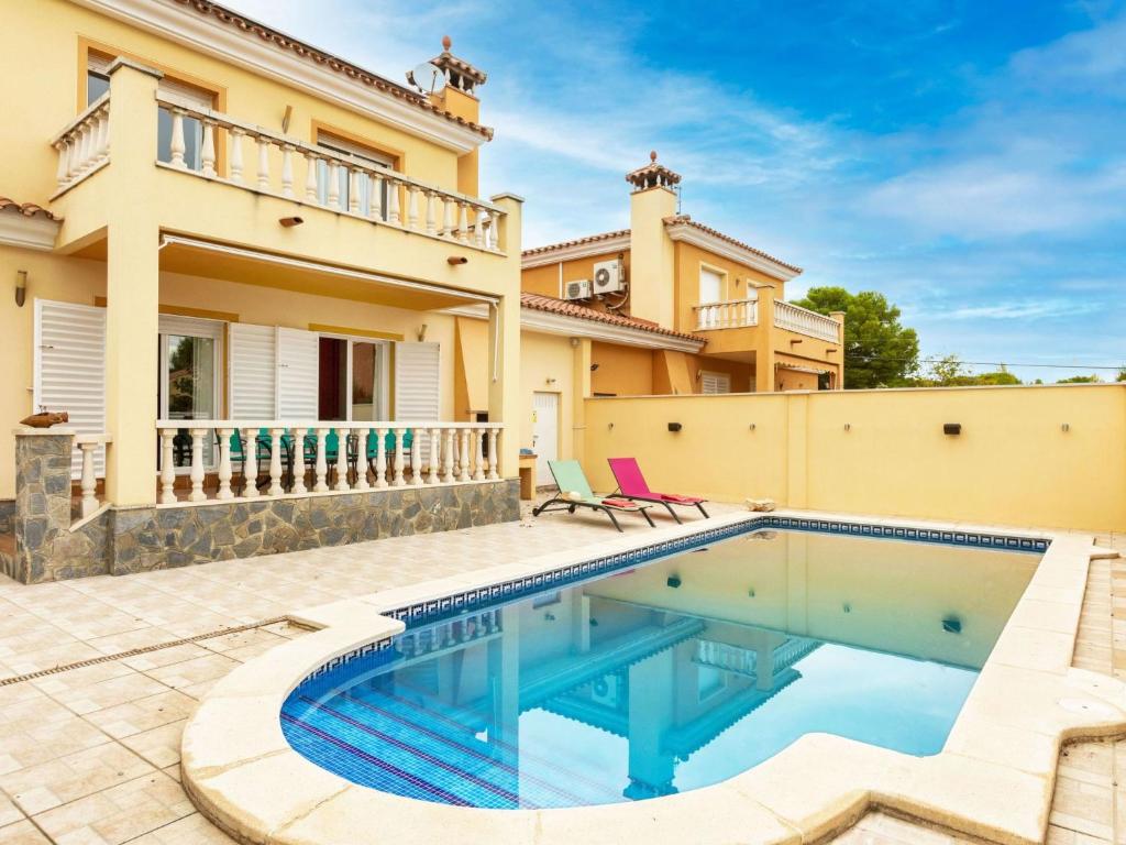 Bazén v ubytovaní Villa Loranicola by Interhome alebo v jeho blízkosti