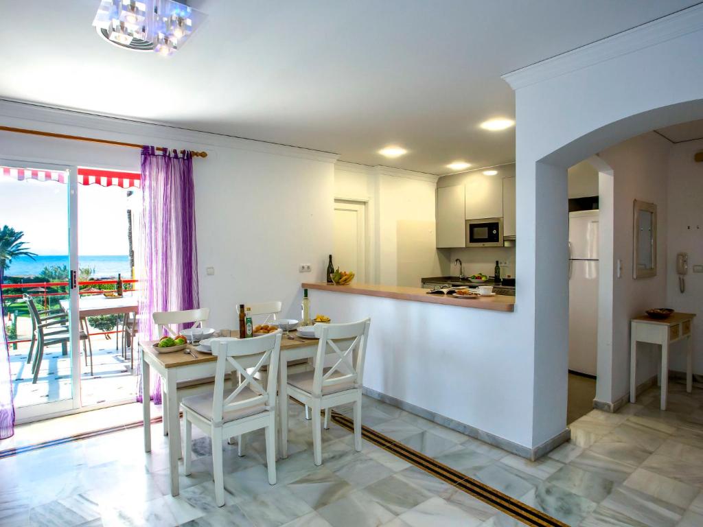 Kuchyň nebo kuchyňský kout v ubytování Apartment L'Alberca-1 by Interhome