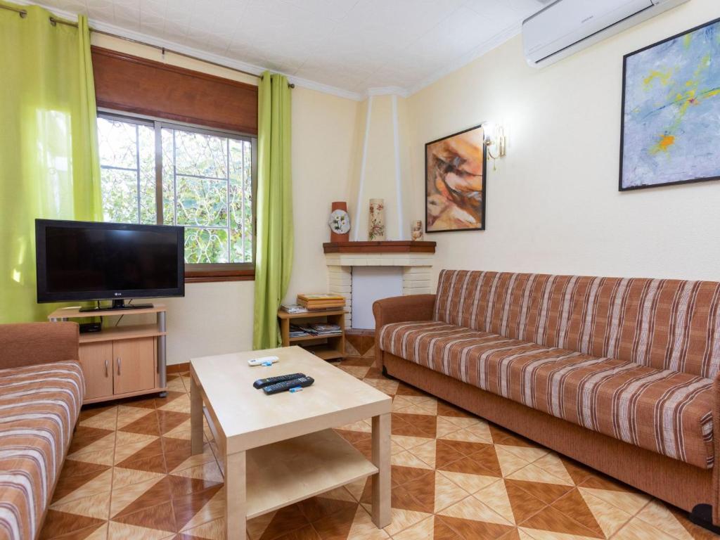 Televízia a/alebo spoločenská miestnosť v ubytovaní Villa Villa Maire by Interhome