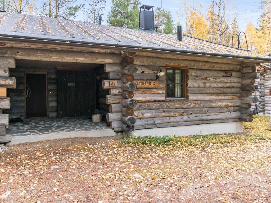uma cabana de madeira com um alpendre e uma porta em Holiday Home Satukero a 2 by Interhome em Pyhätunturi