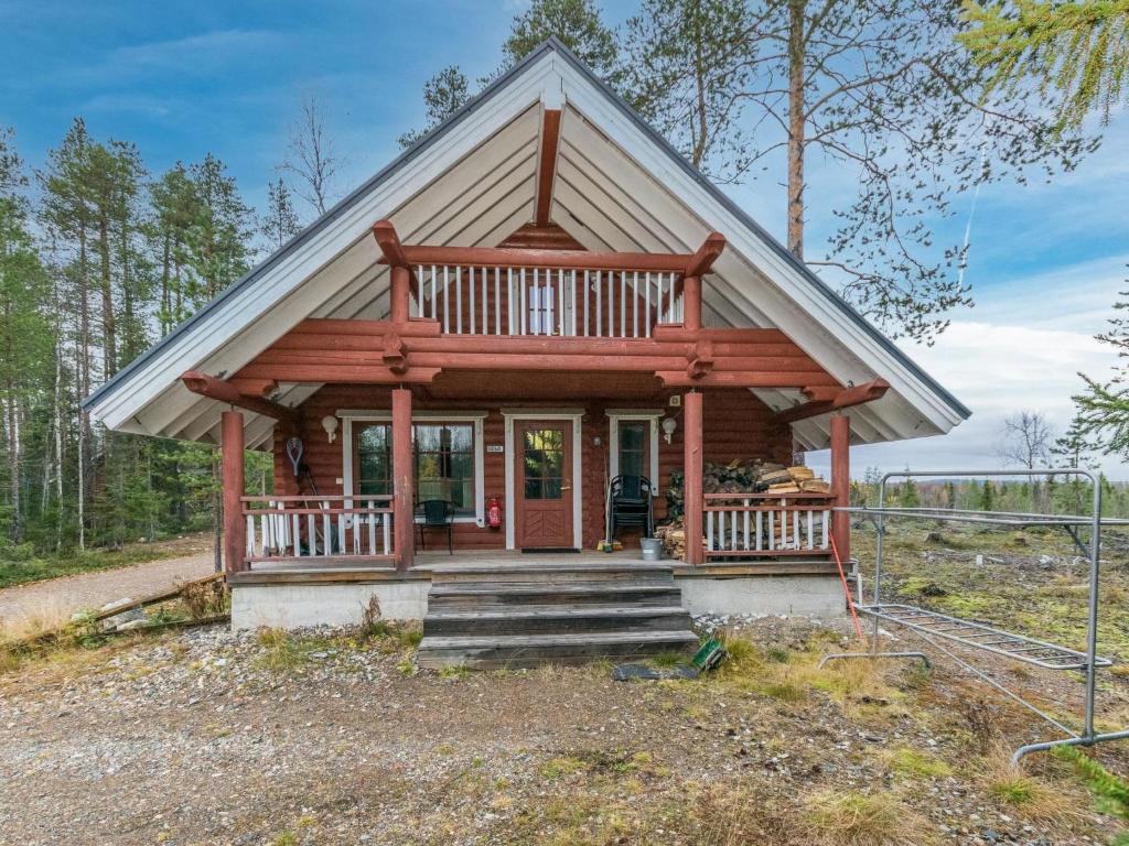 uma cabana na floresta com um alpendre em Holiday Home Kuukkelin tupa 2 by Interhome em Pyhätunturi