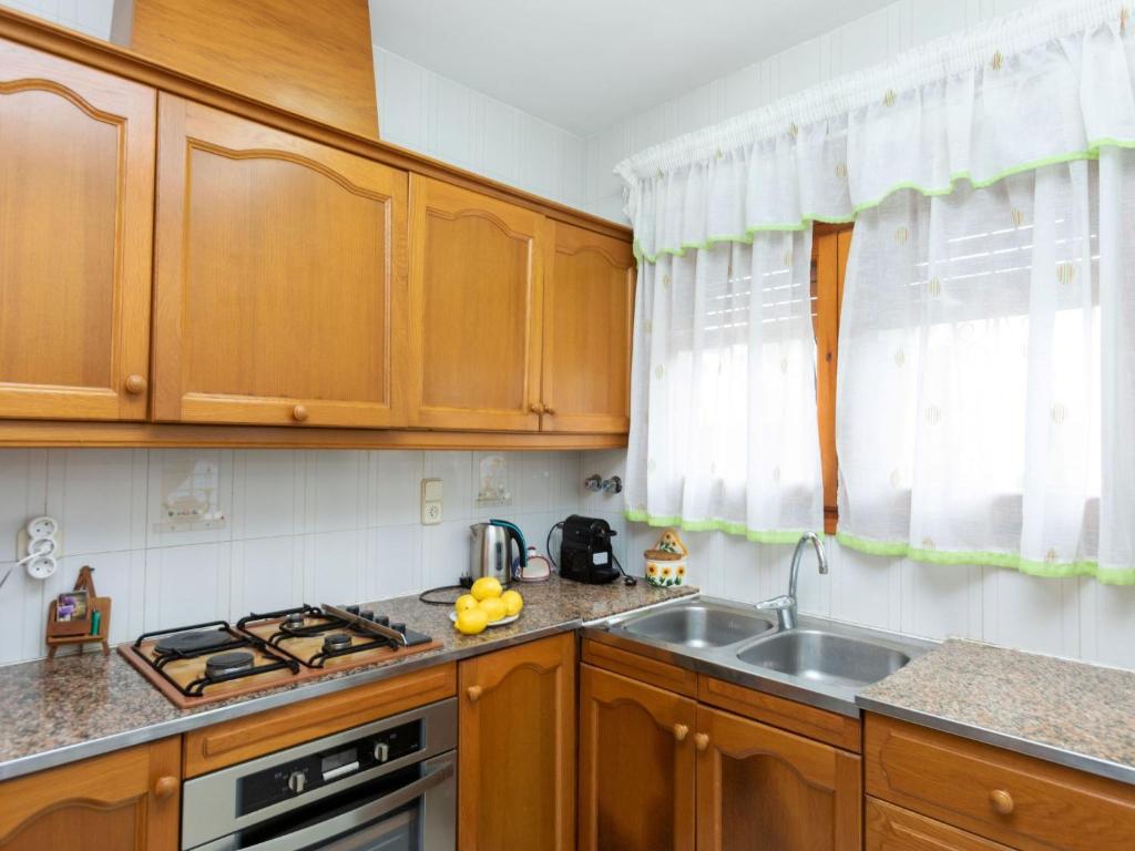 Kuchyňa alebo kuchynka v ubytovaní Villa Villa Barcelona by Interhome