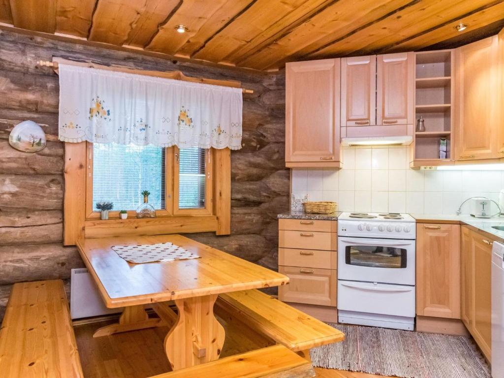 Кухня или мини-кухня в Holiday Home Kiimaselän hovi- kettula by Interhome
