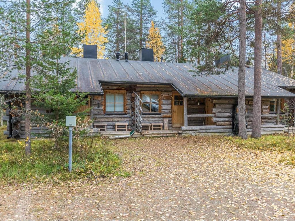 una cabaña de madera en el bosque con un patio en Holiday Home Luppokero 2 by Interhome, en Pyhätunturi