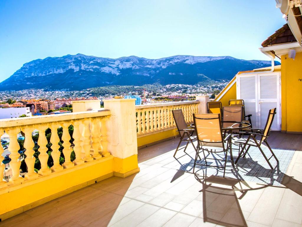 d'un balcon avec des chaises et une vue sur la ville. dans l'établissement Apartment Denia Plaza Bonita by Interhome, à Dénia