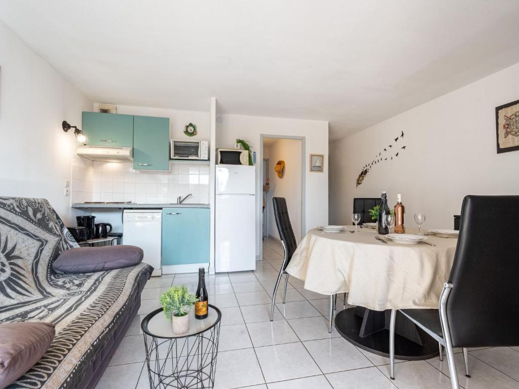 een woonkamer met een bank en een tafel bij Apartment Village Marin Catalan by Interhome in Torreilles