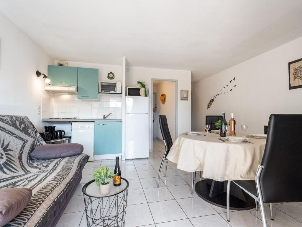 un salon avec un canapé et une table dans l'établissement Apartment Village Marin Catalan by Interhome, à Torreilles