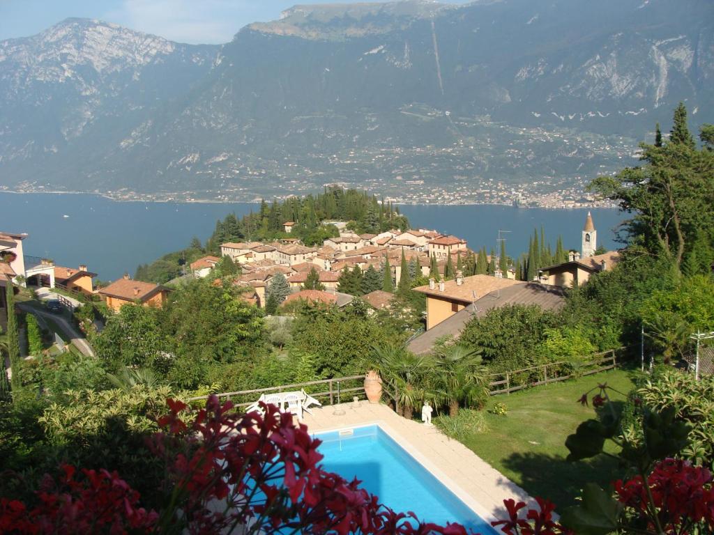 a villa with a swimming pool and a mountain at Appartamento Casa Pace Tremosine in Tremosine Sul Garda