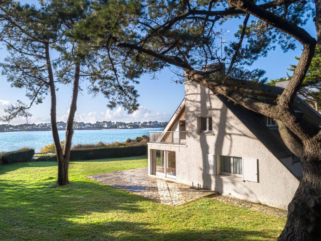 une maison avec vue sur l'eau dans l'établissement Villa La Villa Tribale by Interhome, à Saint-Philibert