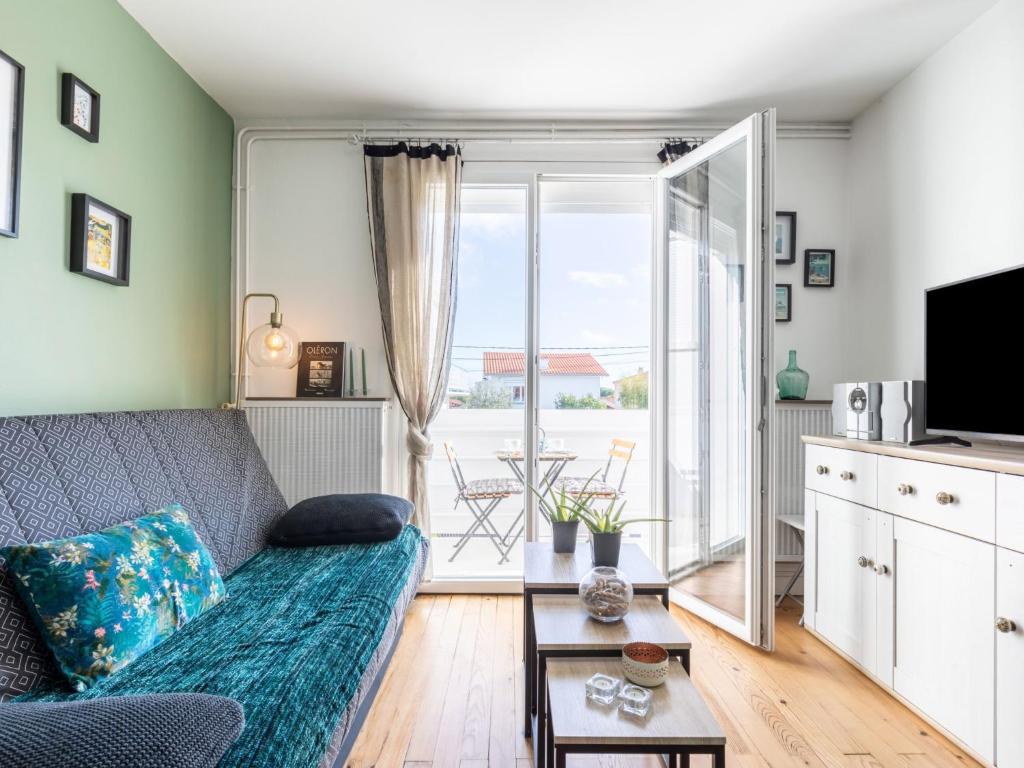 Telewizja i/lub zestaw kina domowego w obiekcie Apartment Coutant-2 by Interhome