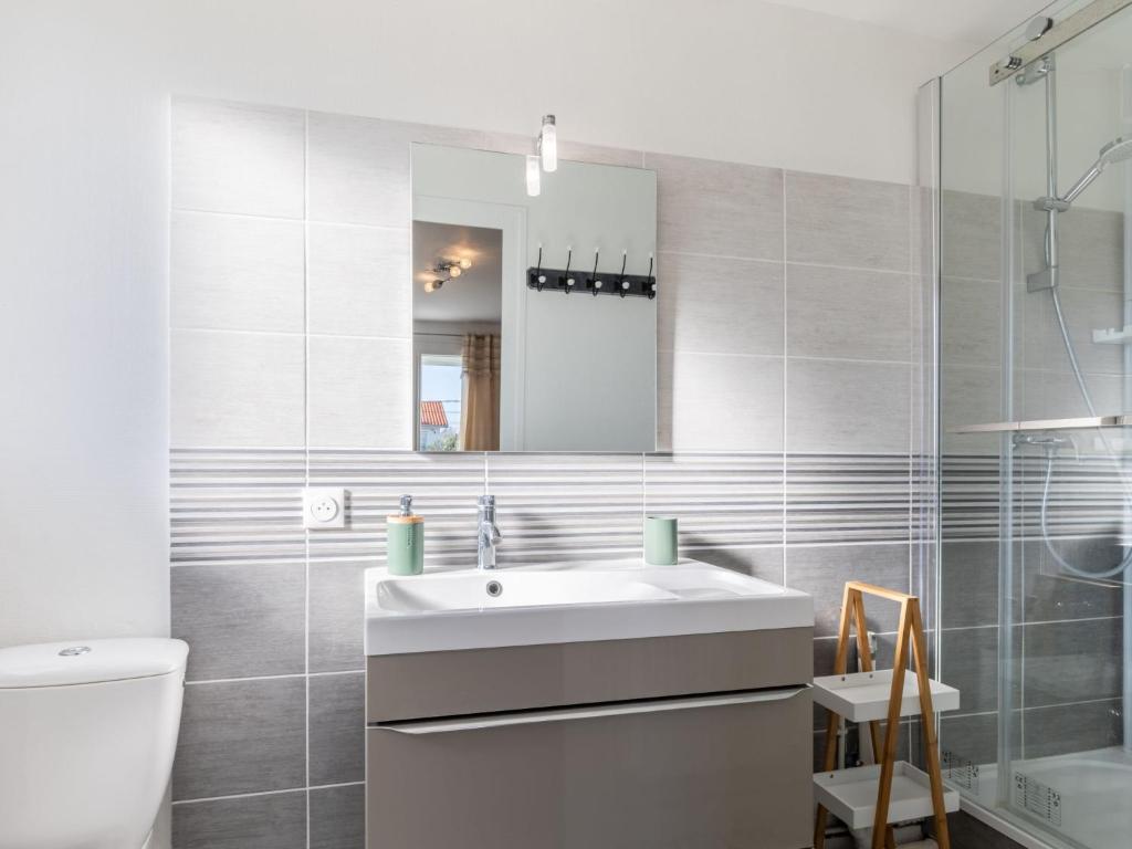 Łazienka w obiekcie Apartment Coutant-2 by Interhome