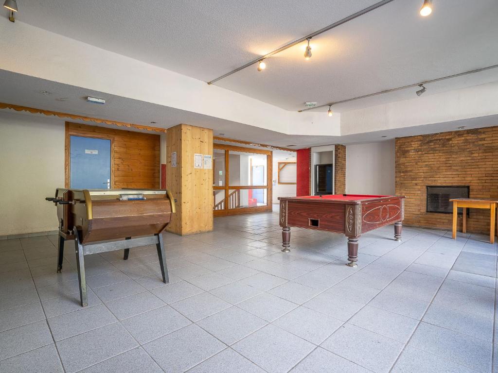 TV a/nebo společenská místnost v ubytování Apartment Altineige-6 by Interhome