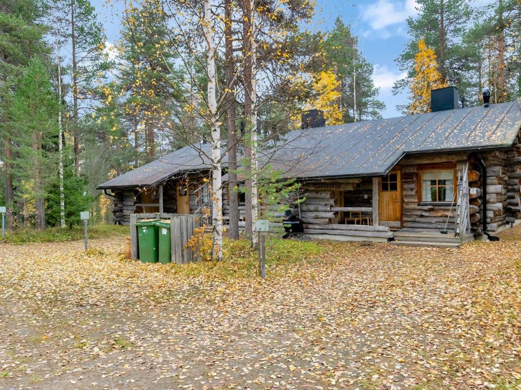 une cabane en rondins au milieu d'une forêt dans l'établissement Holiday Home Luppokero 1 by Interhome, à Pyhätunturi