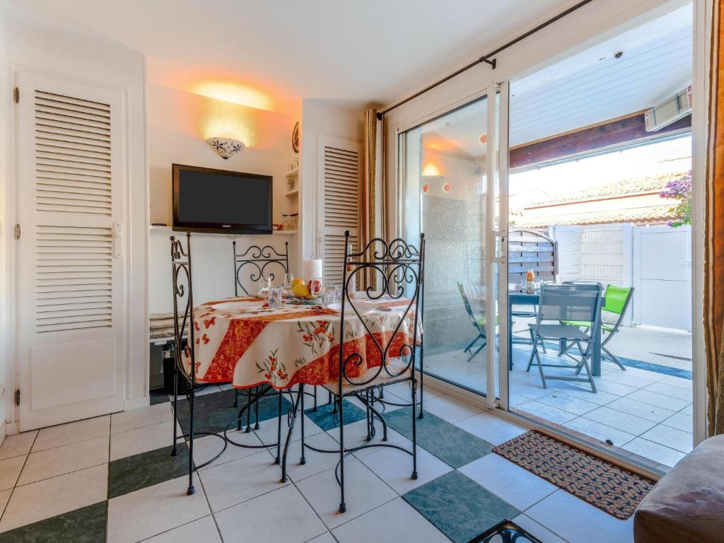 Televízia a/alebo spoločenská miestnosť v ubytovaní Holiday Home Les Toscanes by Interhome