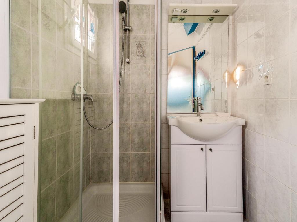 Kúpeľňa v ubytovaní Holiday Home Les Toscanes by Interhome