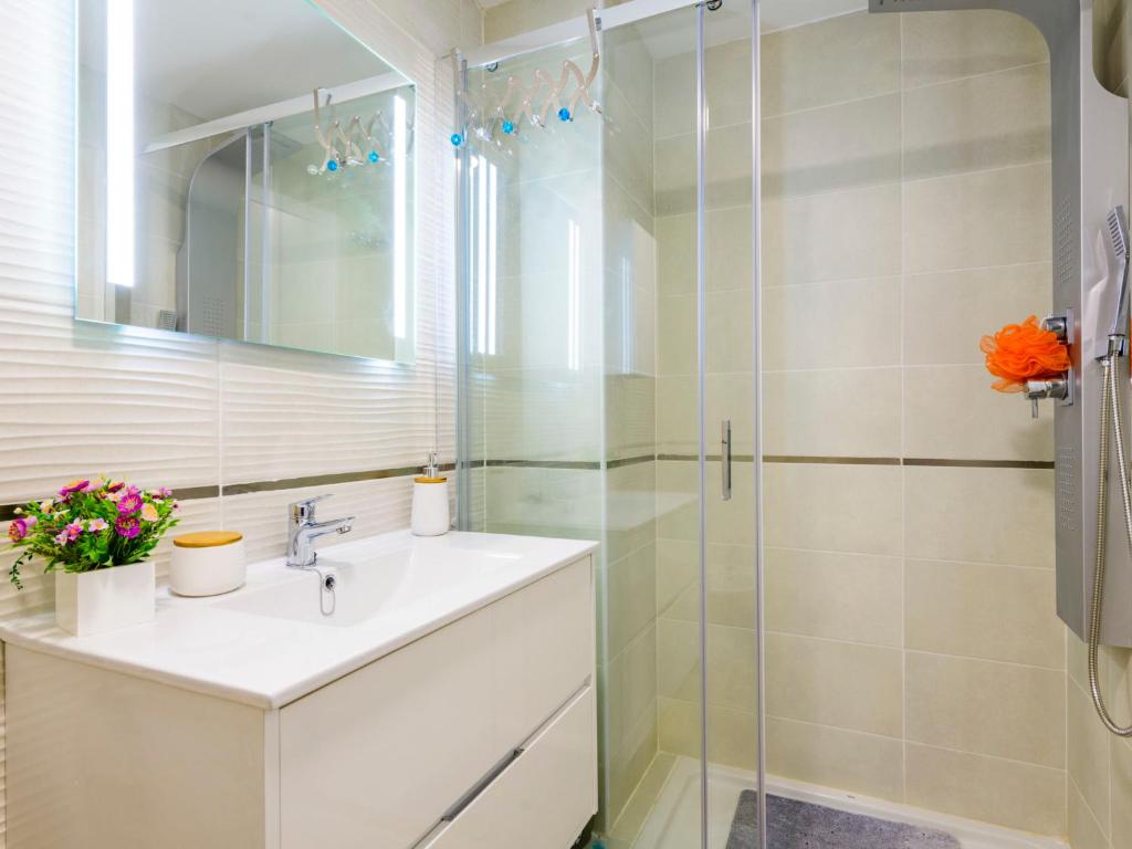 Koupelna v ubytování Apartment Ciudad Jardin-1 by Interhome