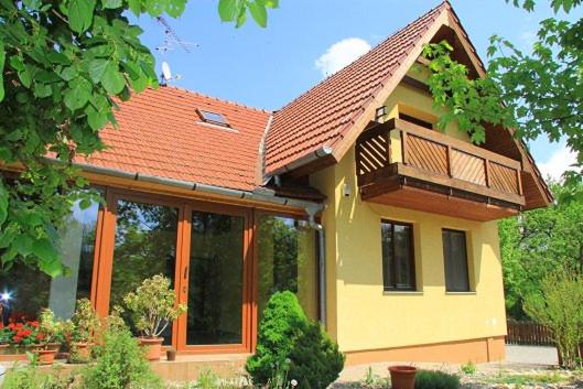 mały żółty dom z balkonem w obiekcie Apartmány Břestek w mieście Břestek