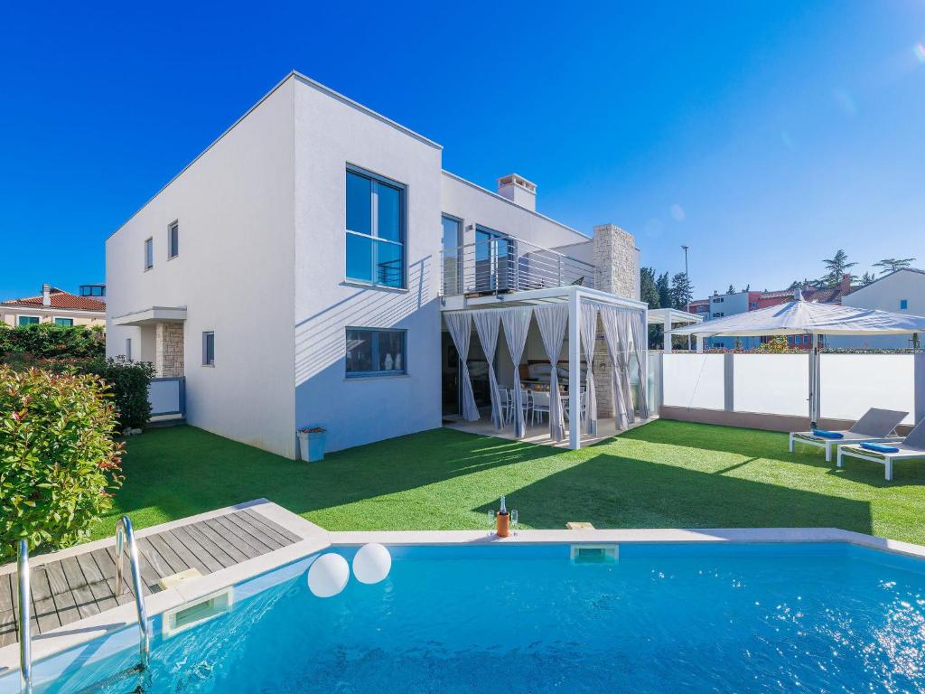 Villa con piscina frente a una casa en Holiday Home Villa Pura Vida by Interhome, en Savudrija